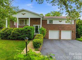 208 Applecross Ln, Hendersonville, NC 28791