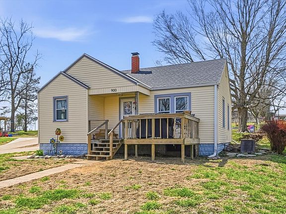 3rd image of 900 Maple St