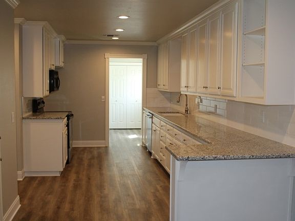 3rd image of 807 Baltimore Dr