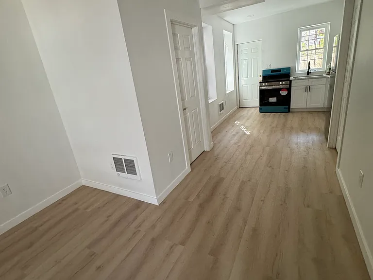 2020 N Darien St — Photo 3