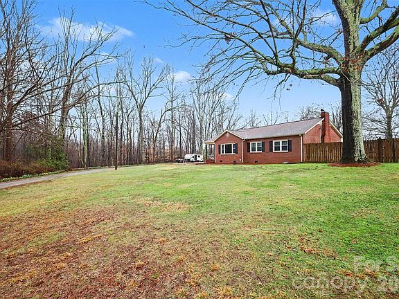 2nd image of 1008 Edgewood Rd