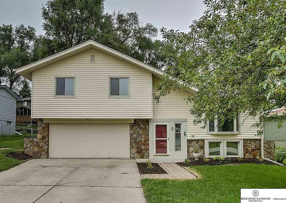 Super Overland Hills Multilevel.  Close to new recreation center.