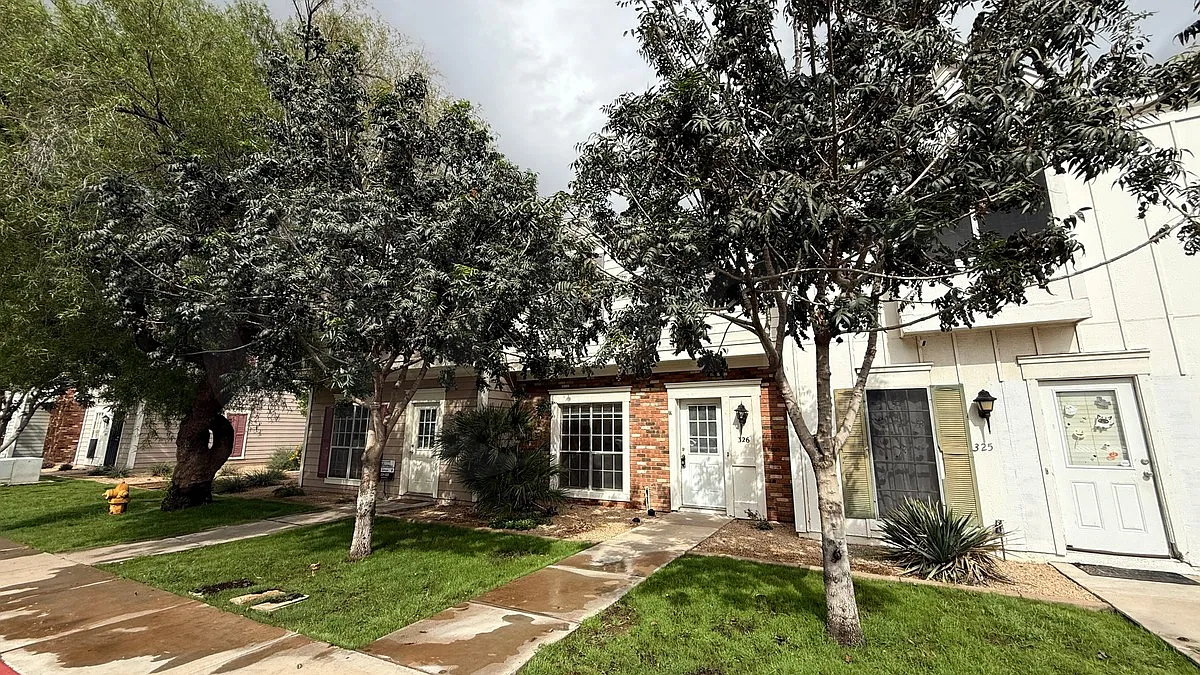 2 bed, 1.5 bath, 1200 sqft, $1,499 — Photo 3
