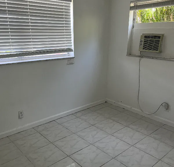 702 N L St — Photo 2