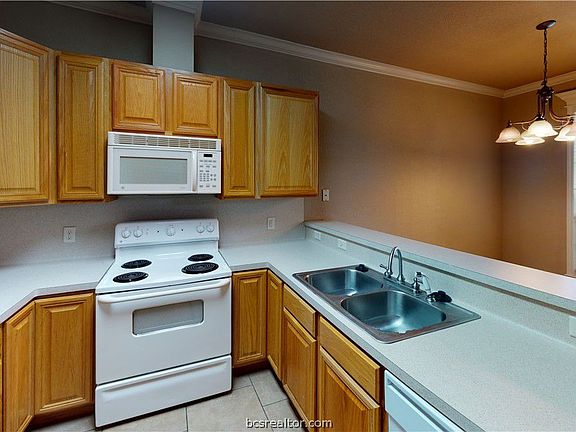 4th image of 121 Kleine Ln