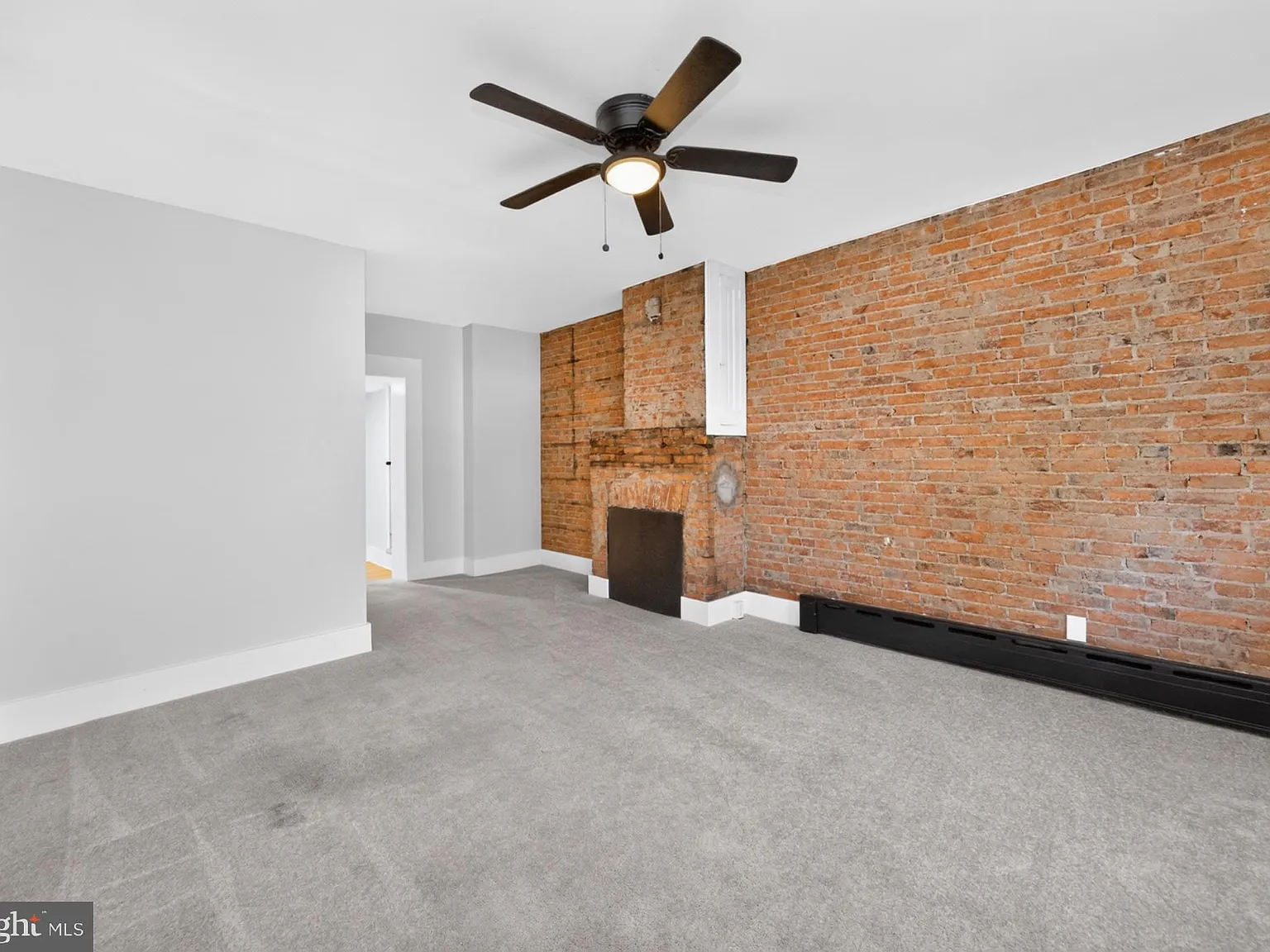 1 bed, 1.0 bath, 1050 sqft, $1,695 — Photo 2