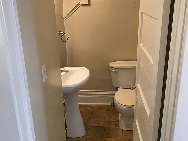 208 E Walnut St — Photo 5