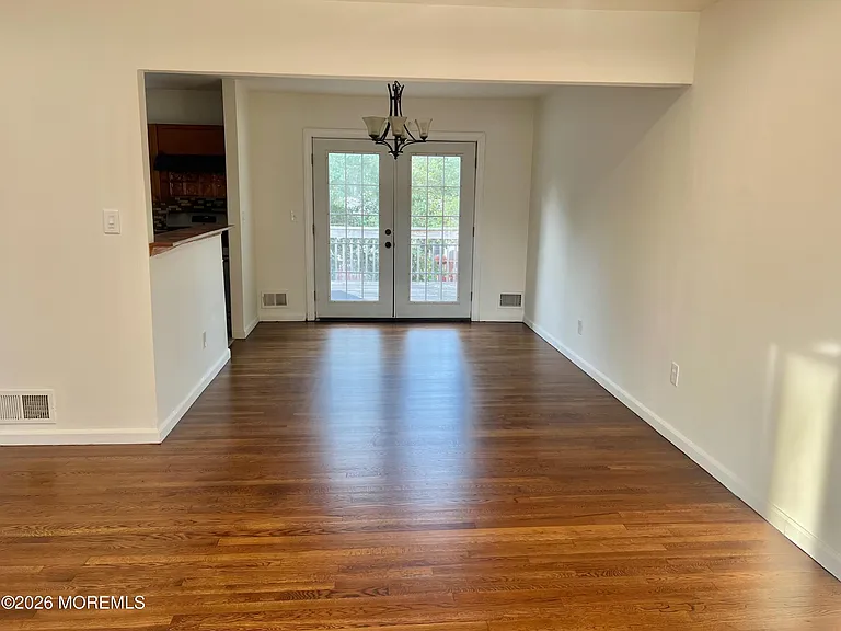 12 White Dr — Photo 5
