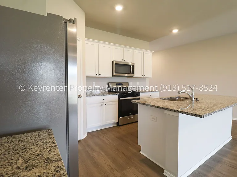 1308 Sunstone St — Photo 23