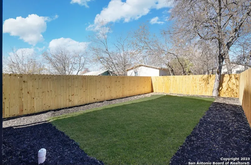 Modern 3BR/3.5BA Home with Fenced Yard & Balcony in San Antonio — Photo 3