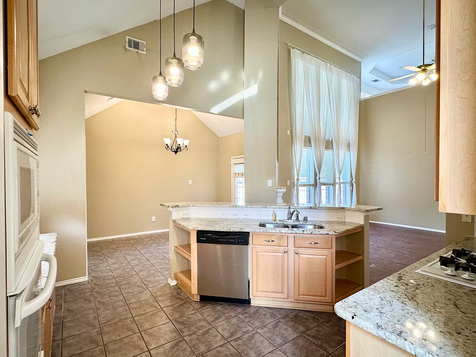 4 bed, 2.5 bath, 2850 sqft, $2,775 — Photo 4
