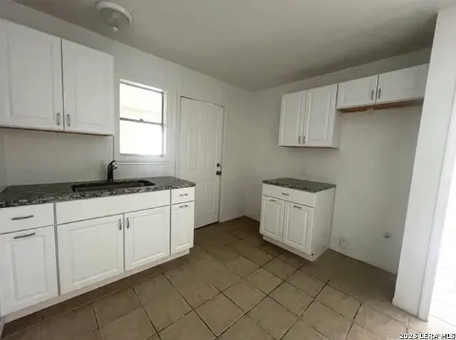2205 Louise St — Photo 5