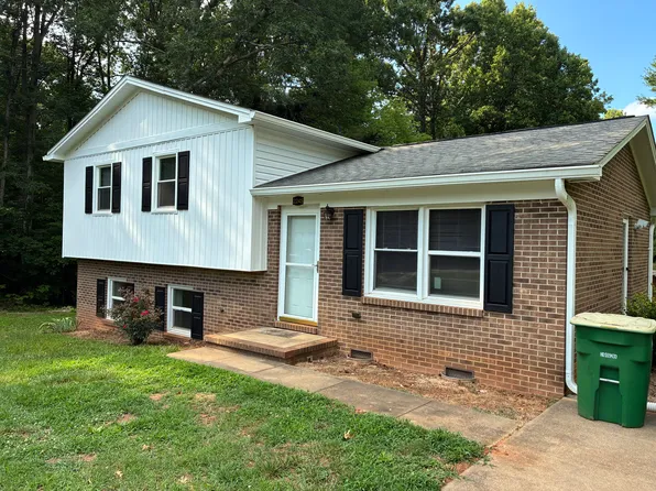 2245 Vienna Dozier Rd, Pfafftown, NC 27040