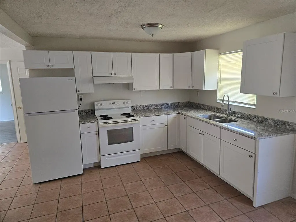 4 bed, 2.0 bath, 1224 sqft, $2,400 — Photo 3