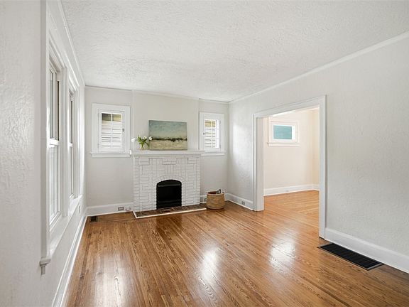 5th image of 26 Escalon St
