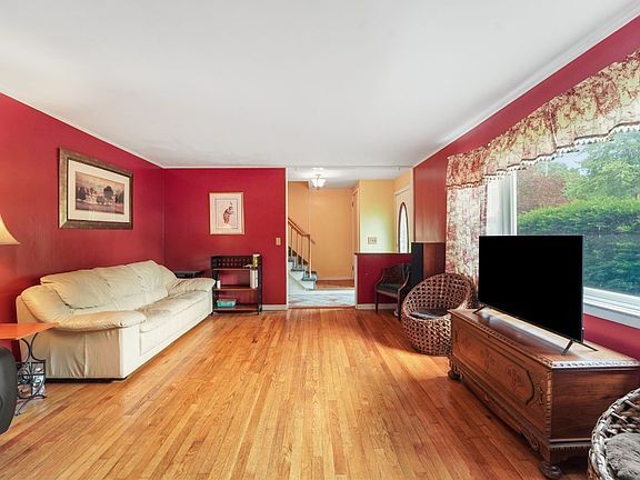 4th image of 19 Brookside Ave E