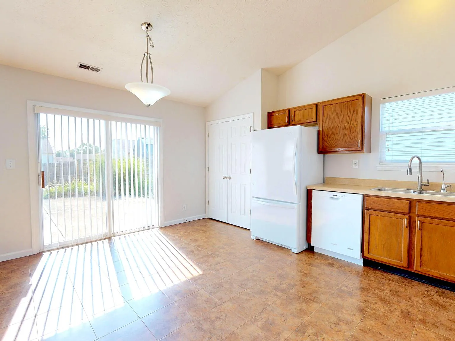 3 bed, 1408 sqft, $1,845 — Photo 4