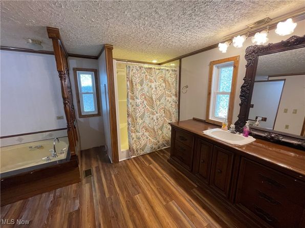 296 Ashwood Dr, Elyria, OH 44035