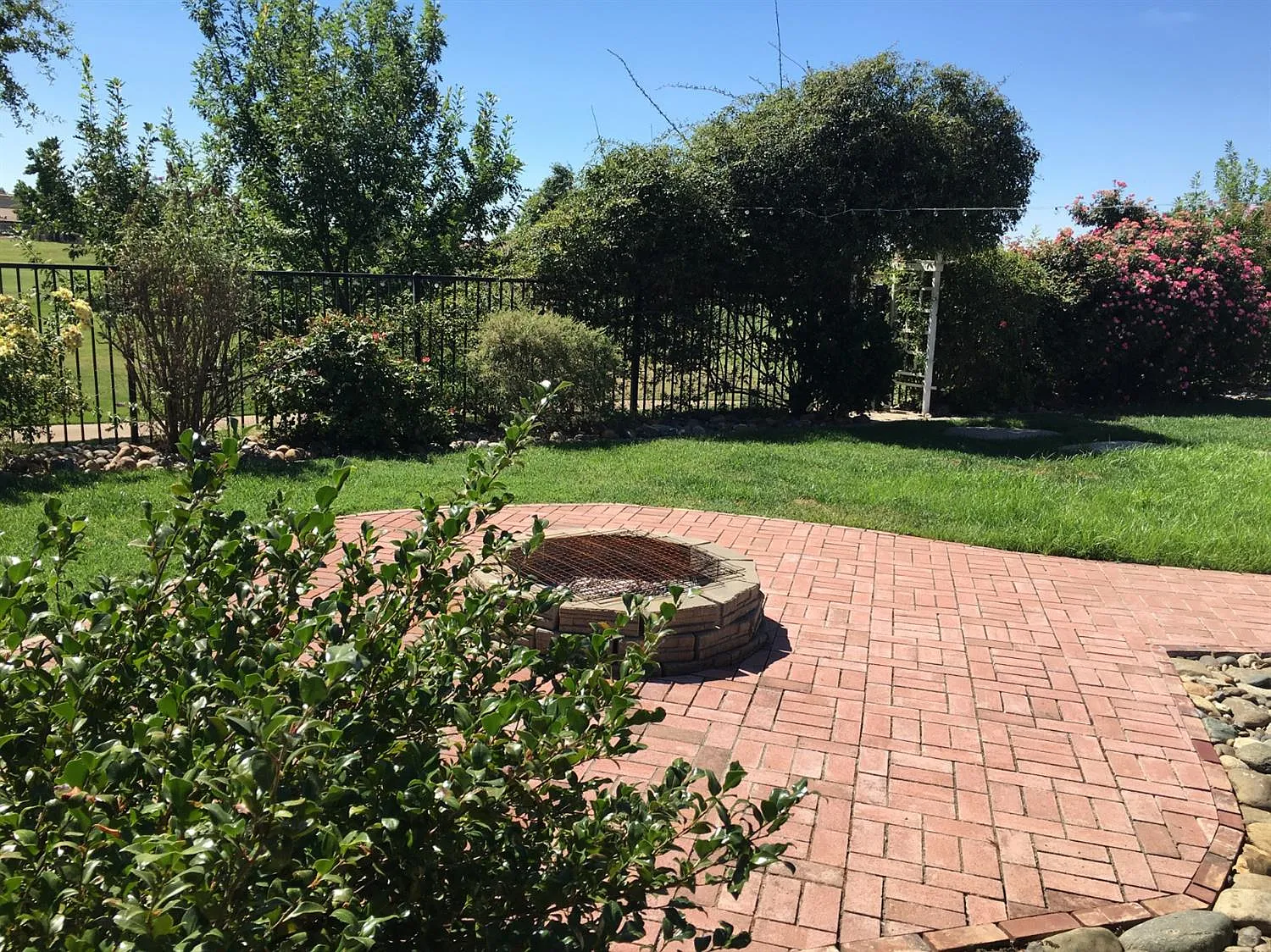 136 Ashworth Dr photo 1