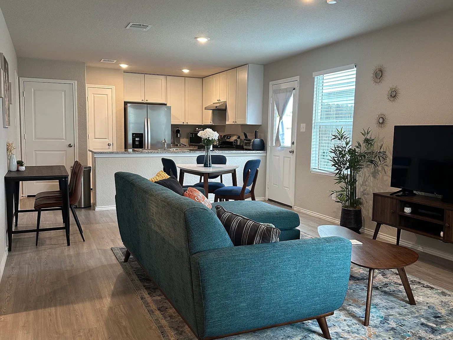 3 bed, 1021 sqft, $3,200 — Photo 4
