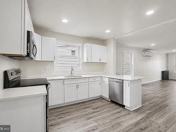 2nd image of 485 W Spring St