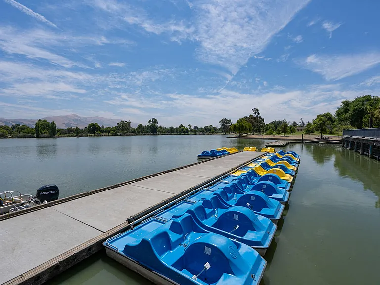 Boat around Lake Elizabeth and take in stunning mountain views