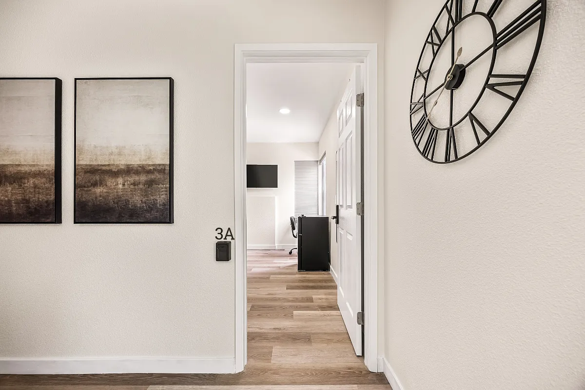 Studio, $999 — Photo 4