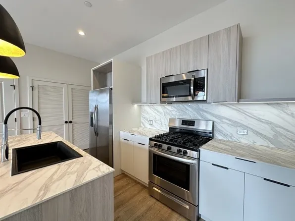 3208 N Narragansett Ave #304, Chicago, IL 60634