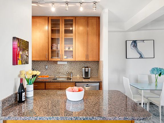 5th image of 2166 Broadway APT 23D