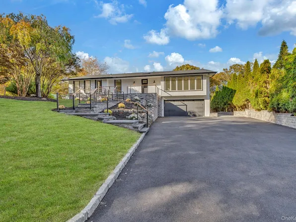 63 Woodland Lane, Smithtown, NY 11787