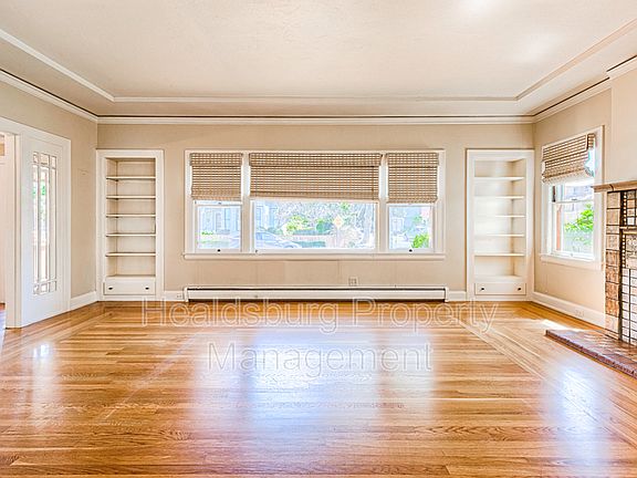 4th image of 301 Plaza St