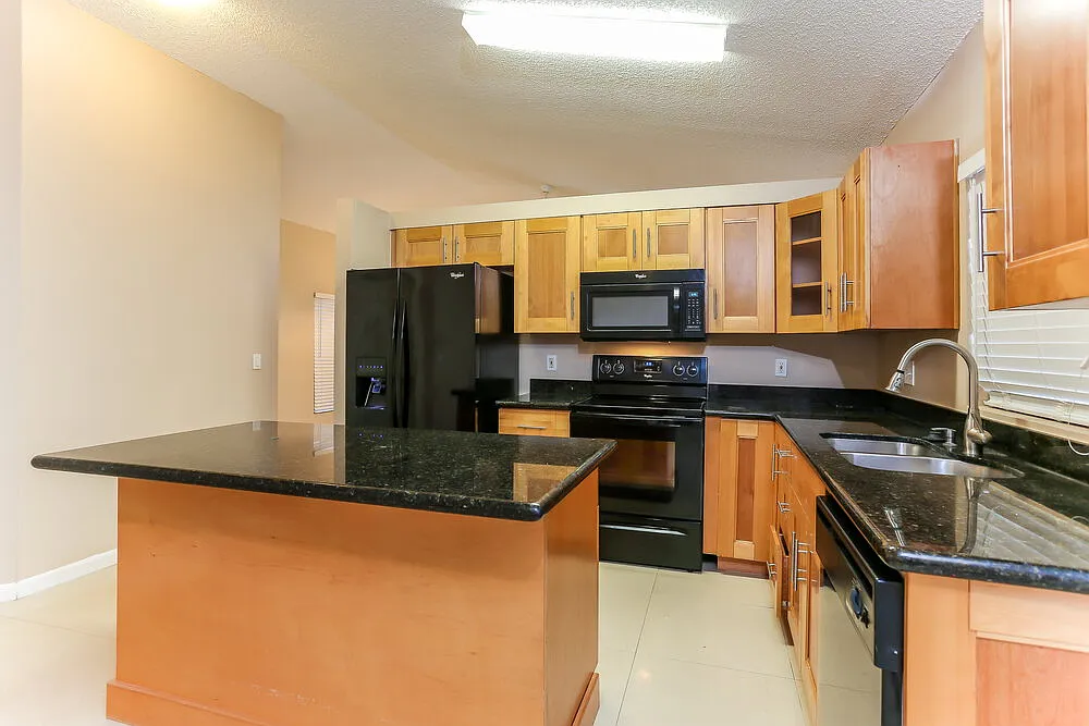 3 bed, 2.0 bath, 1403 sqft, $4,380 — Photo 4