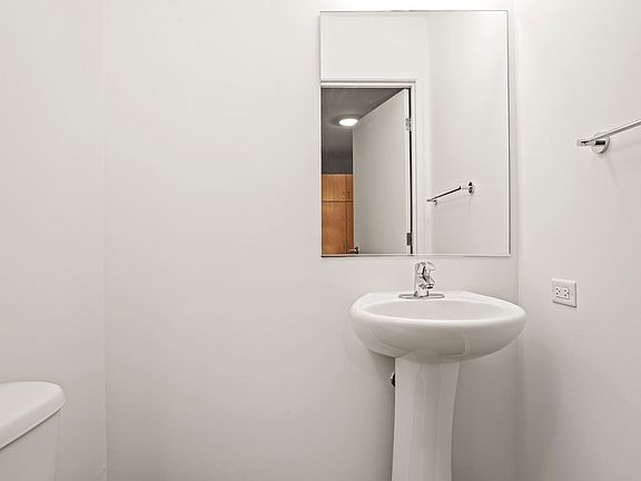4th image of 200 E Illinois St #1/15