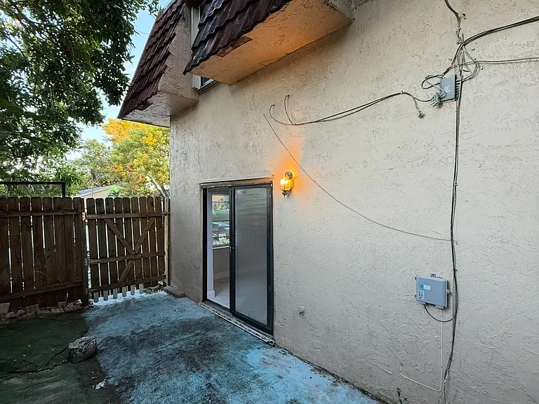 1651 SW 40th Ter #A — Photo 3