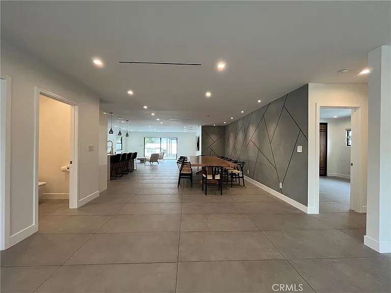 5735 Saloma Ave — Photo 5