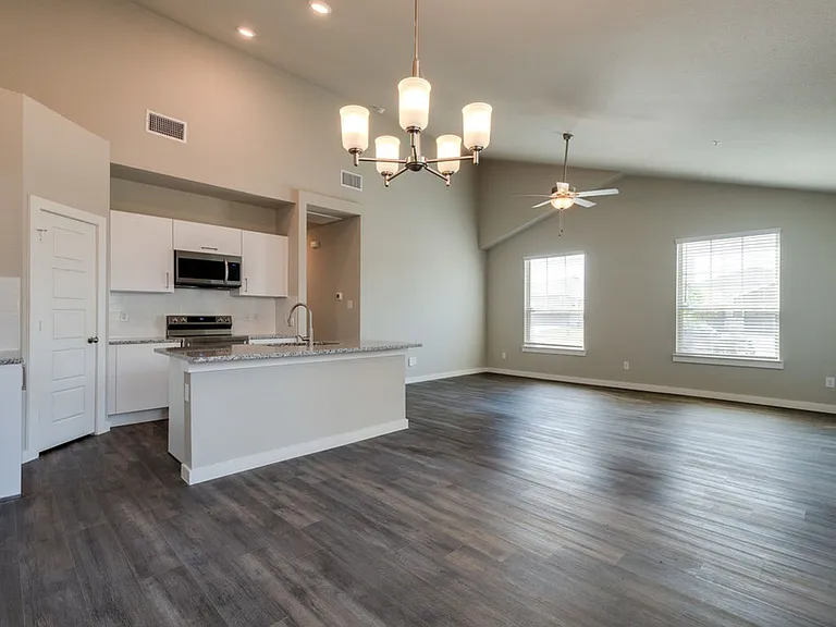 733 Wheatfield Dr — Photo 5