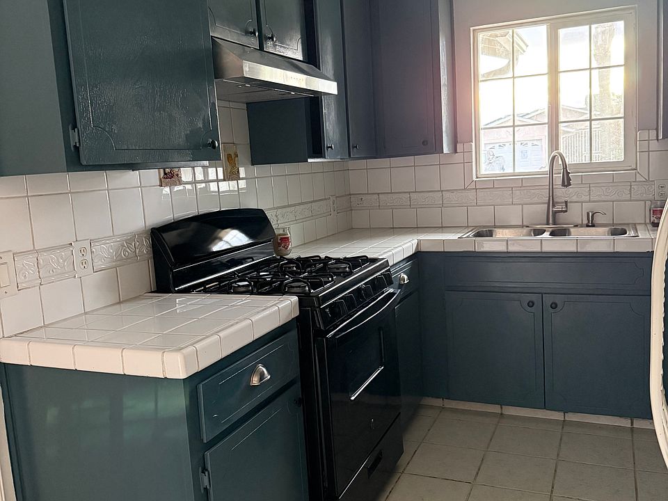 2nd image of 2442 Wolf St