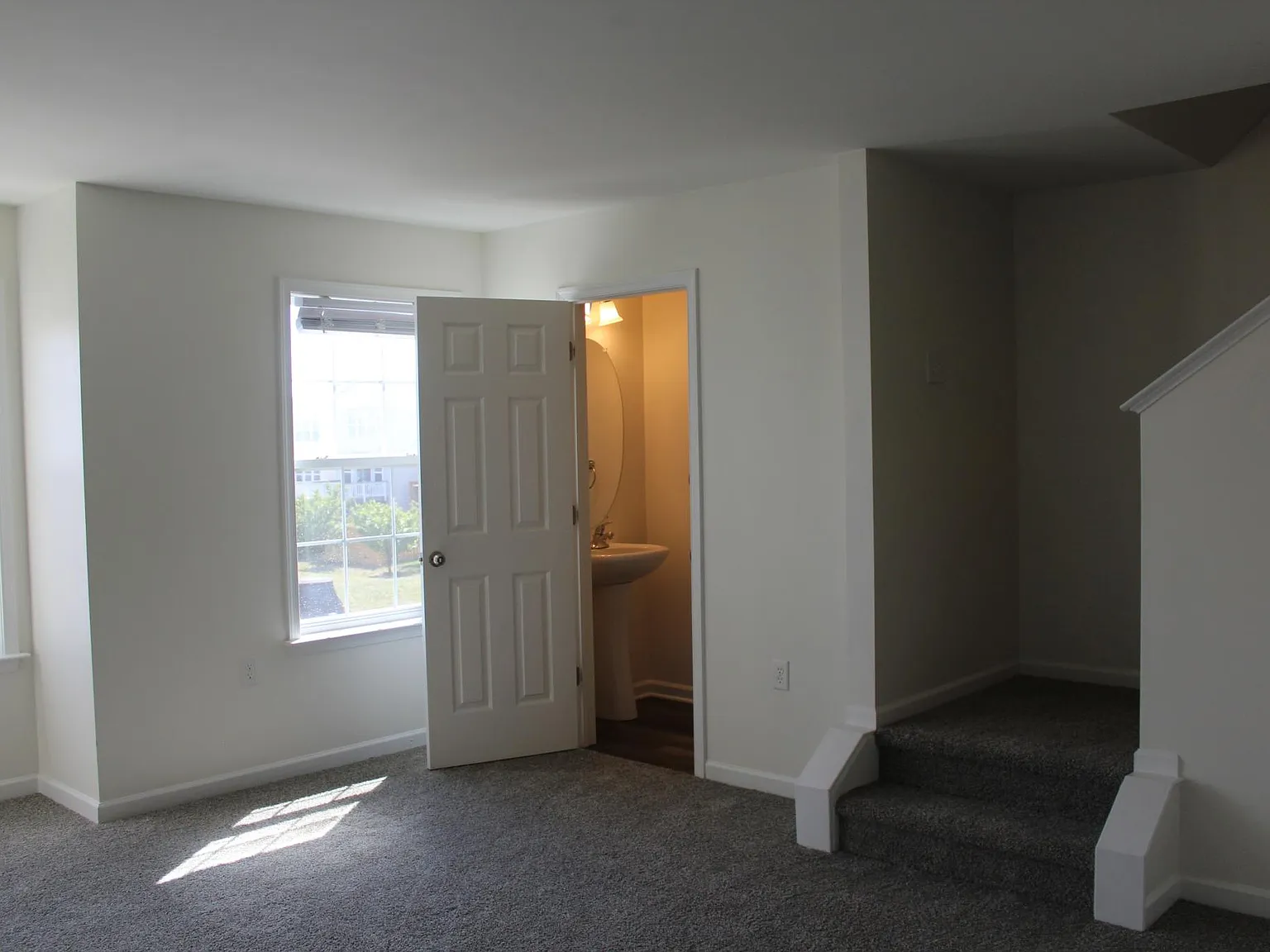 3 bed, 2350 sqft, $2,035 — Photo 4