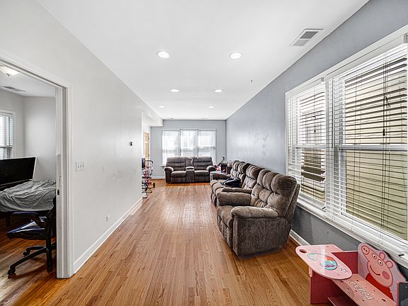 4th image of 3820 N Sacramento Ave