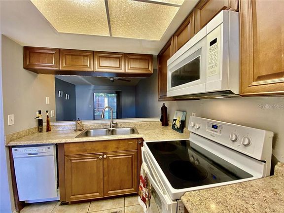 5th image of 2984 Sir Hamilton Cir #4