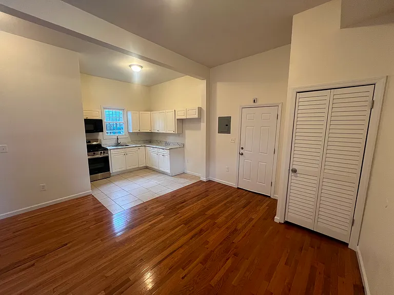 828 S 15th St #2L — Photo 3