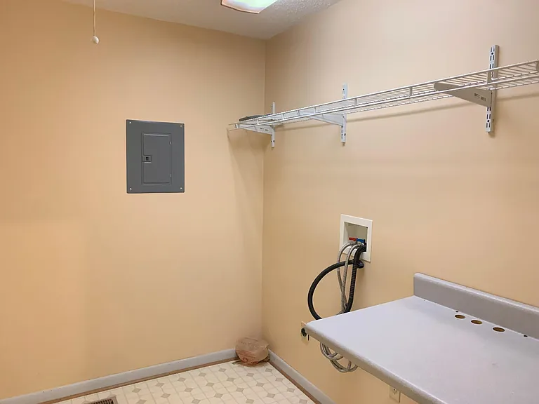 20 Spring Dr — Photo 17