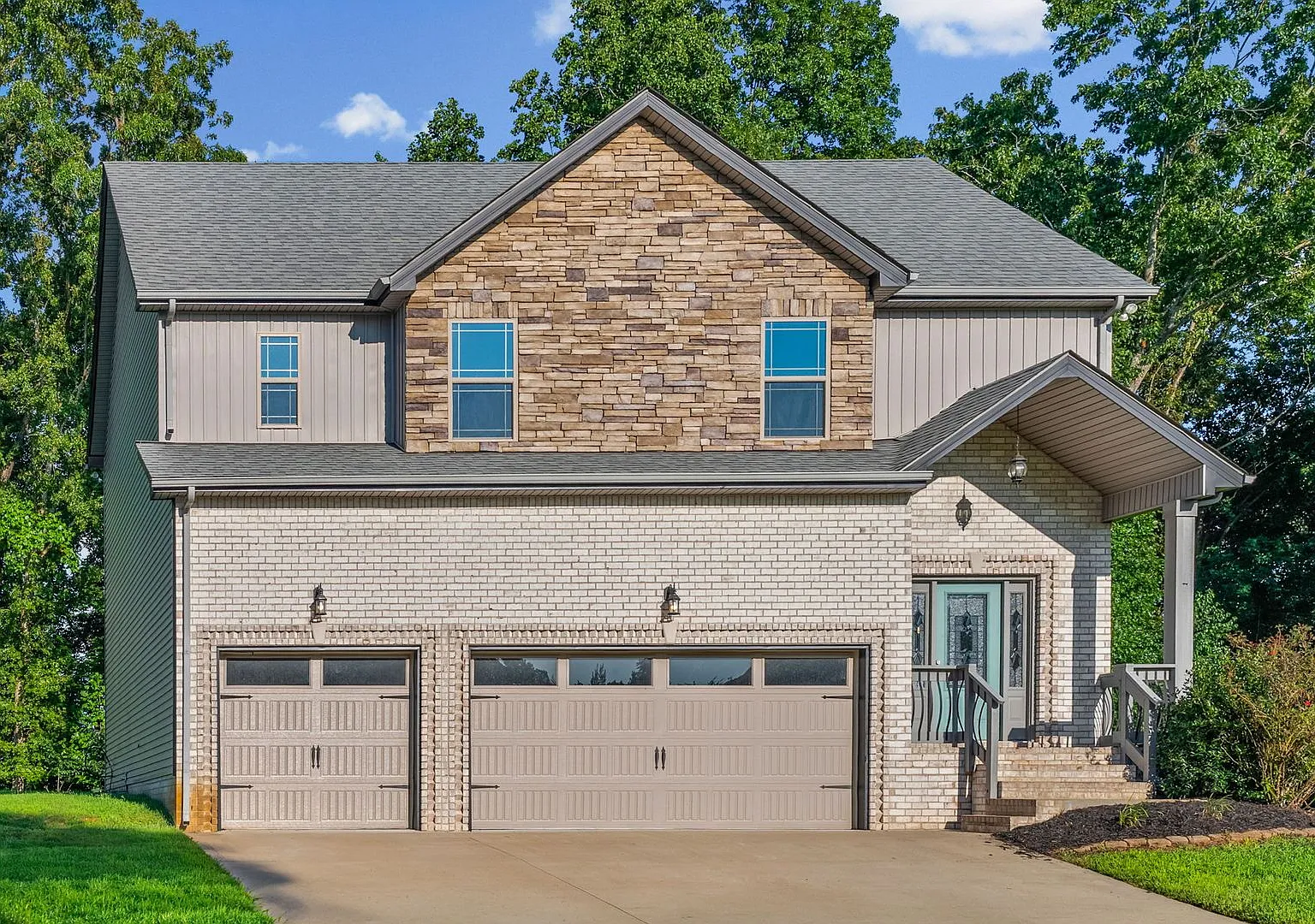 Pet Friendly Four Bedroom! — Photo 2