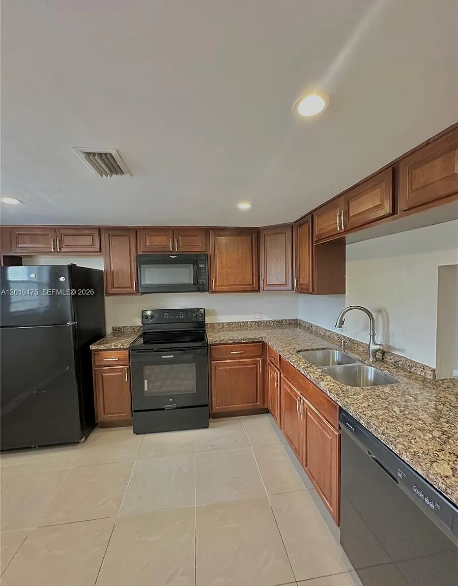 Royal Oaks Condo — Photo 1