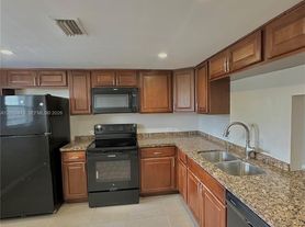 443 NE 195th St, Miami, FL