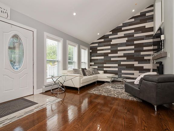 4th image of 10 Harmony Dr