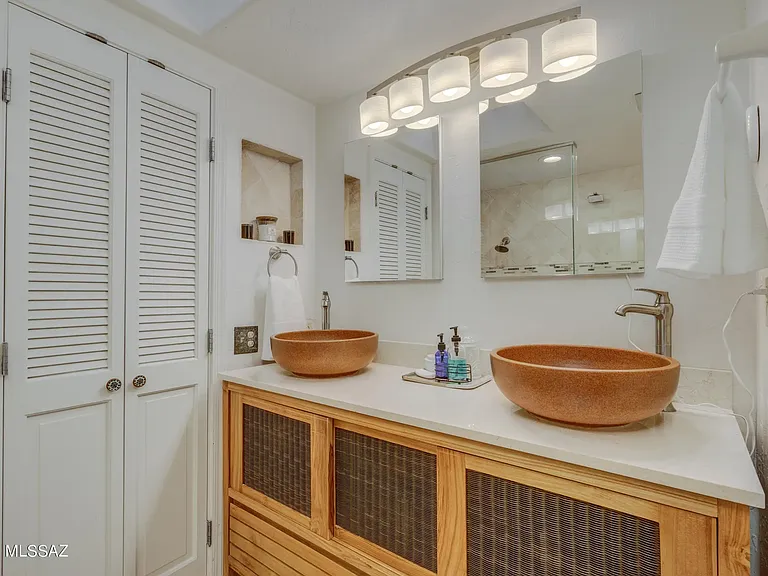 1228 N Norton Ave — Photo 5