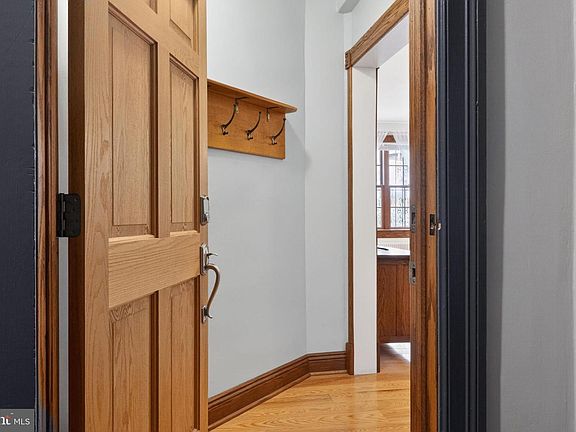 4th image of 1860 Clydesdale Pl NW APT 105