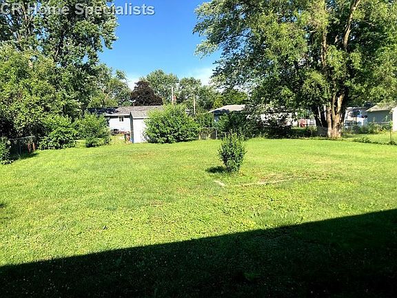 Large backyard perfect for children and pets