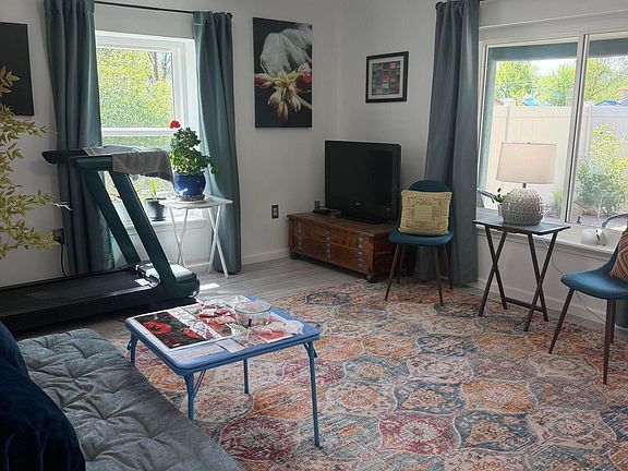5th image of 909 Tilden St
